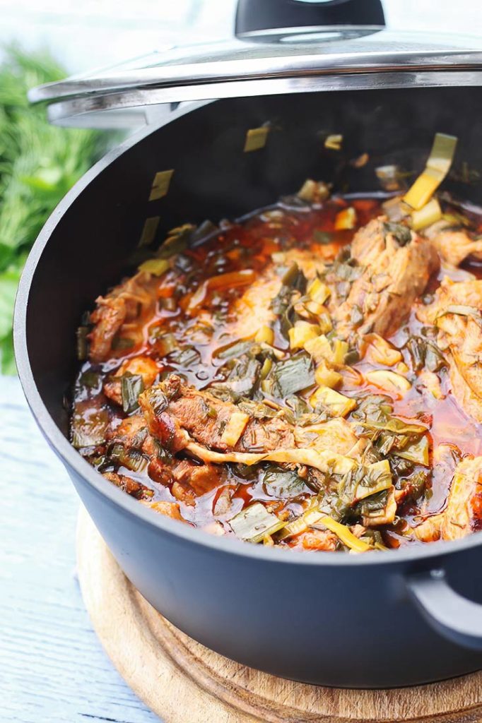 A flavorful and aromatic lamb stew slow-cooked with leeks, garlic, and fresh herbs, traditionally enjoyed during Easter in Romania.