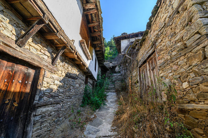 Leshten village Bulgaria, Rhodope mountain villages, eco tourism Bulgaria, stone houses Leshten, Leshten travel guide, Leshten accommodation, Leshten how to get